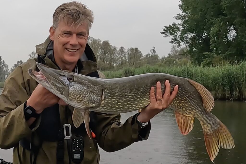 Snoek van 105 cm gevangen door een visgids van Fishmeister