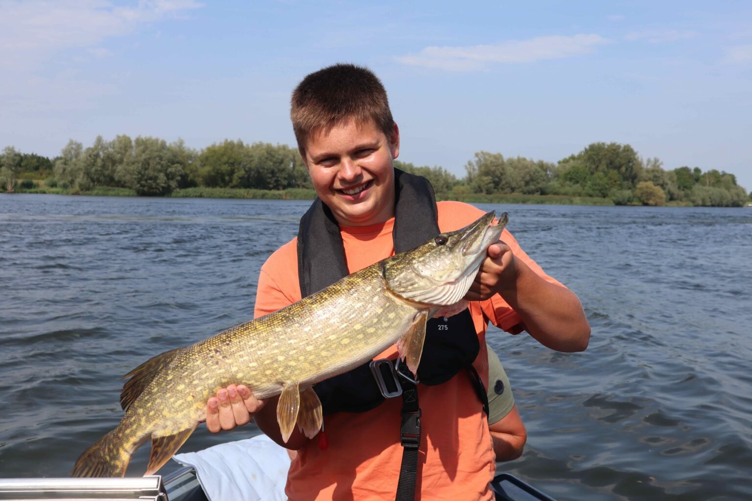 Trotse Daan vangt een mooie snoek op de Amer