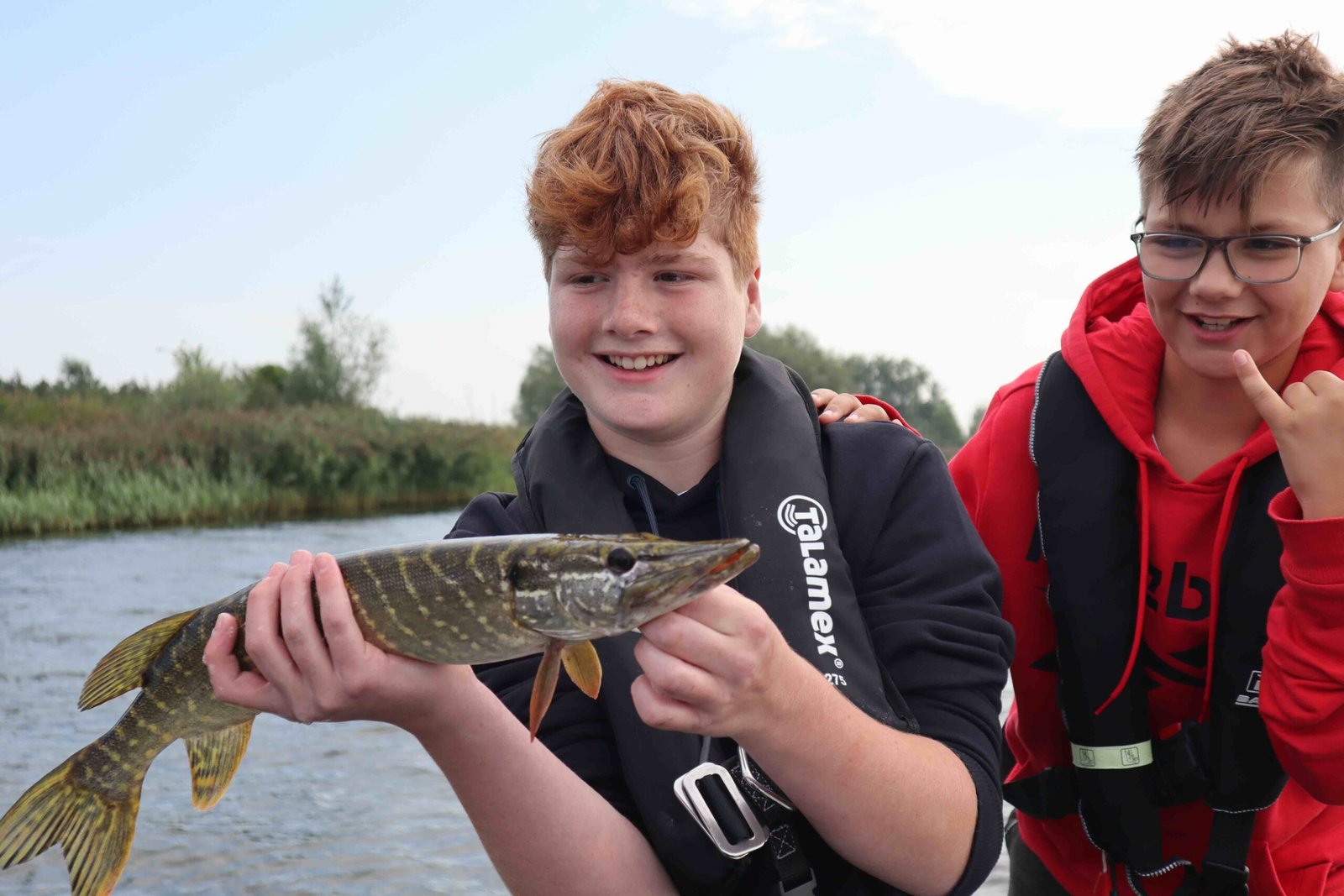 Jasper en Ruben vangen een snoek(je) in de Biesbosch.