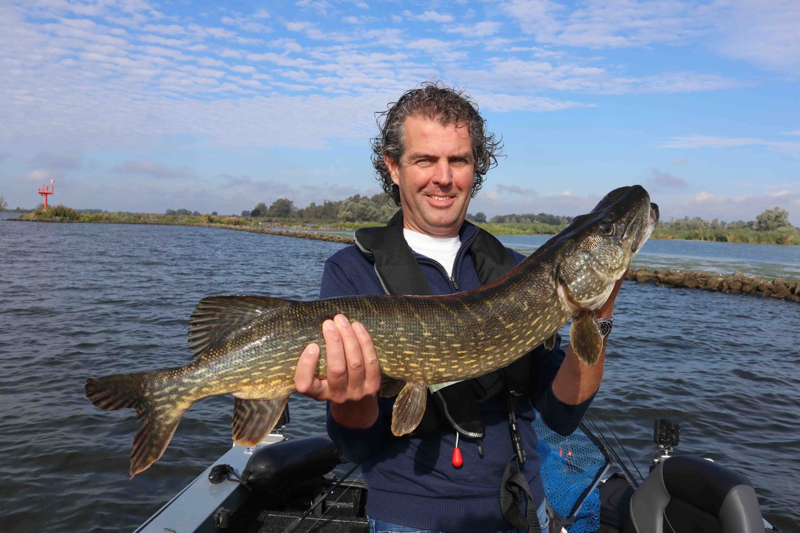 Steef vangt een mooie snoek van 87 cm in de Biesbosch