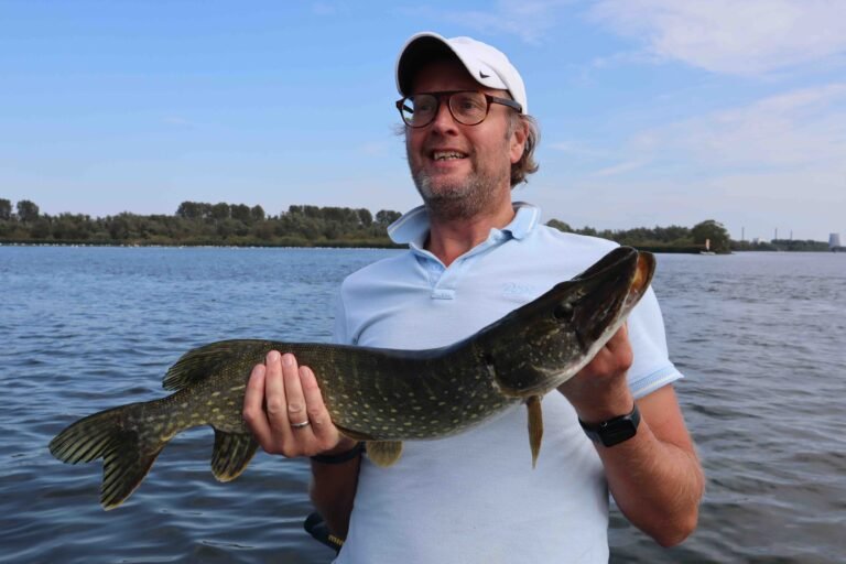 Bas vangt een snoek van 75 cm in de Biesbosch