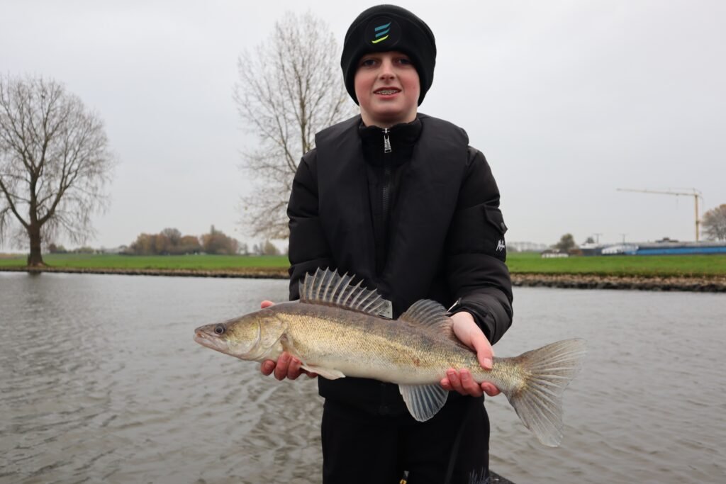 Luuk van zijn eerste snoekbaars met visgids Fishmeister in de Biesbosch