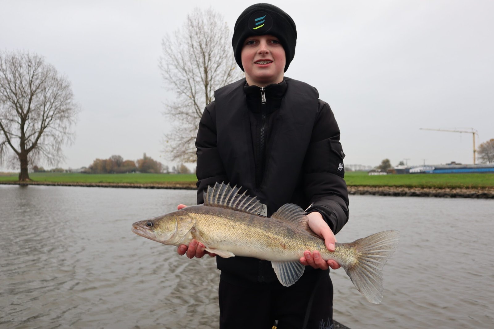 Luuk van zijn eerste snoekbaars met visgids Fishmeister in de Biesbosch