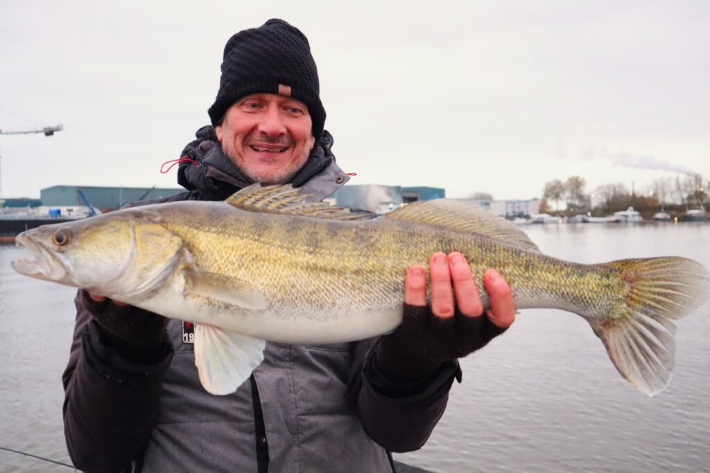 Maurice vangt een kapitale snoekbaars in de Biesbosch