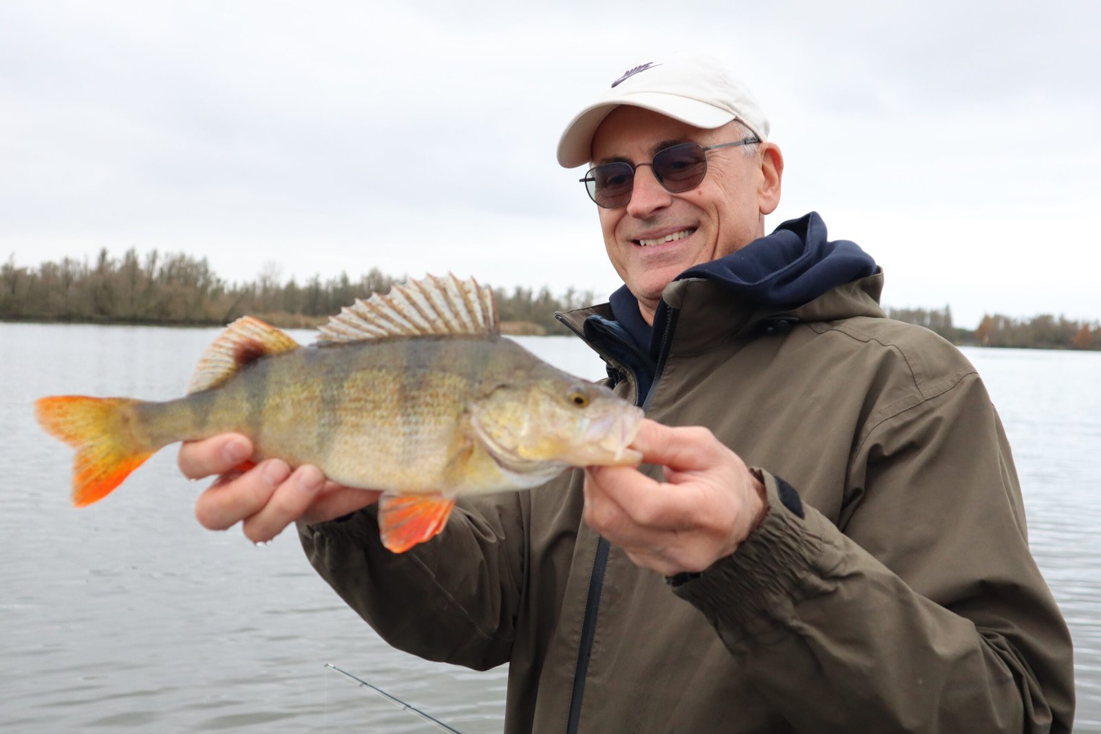 Ruud vangt een mooie baars in de Biesbosch
