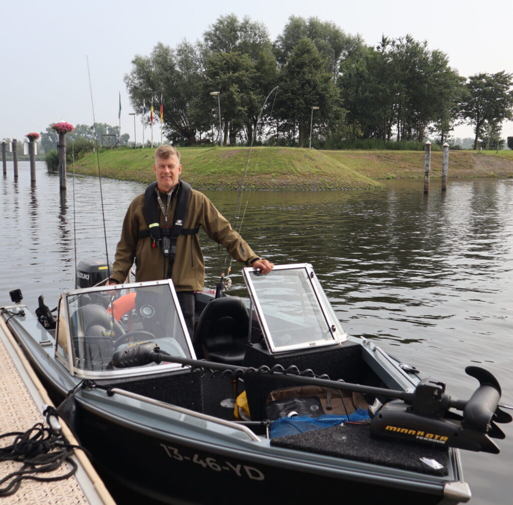 Visboot van visgids Fishmeister in de haven van Drimmelen in de Biesbosch