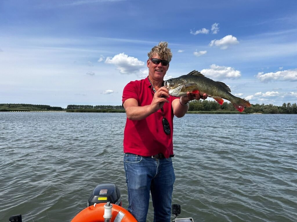 Fishmeister Frans vangt een grote baars in de Biesbosch
