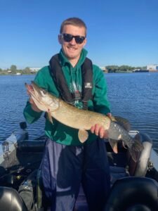 Junior uit Zweden vangt een mooie snoek op de Amer