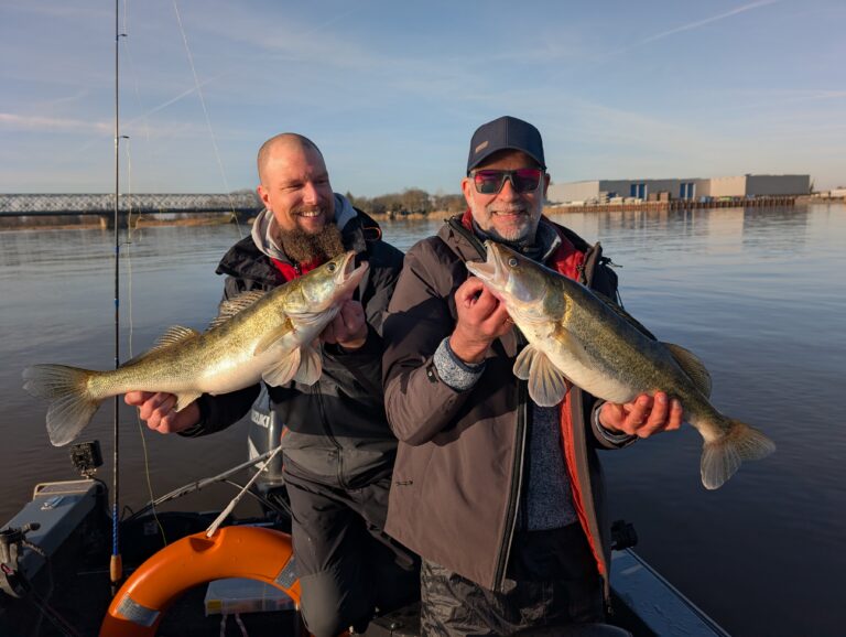 Martijn en zijn vader vangen een paar prachtige snoekbaarzen op de Amer.